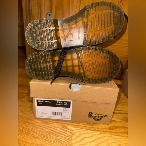 Girls DR Martens size BIG 5
1460 FARRAH
GOLD
CHUNKY GLITTER - Picture 2 of 9